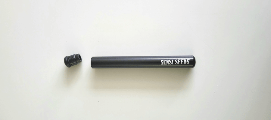Der perfekte Joint Holder für unterwegs – Mobiler Aschenbecher aus Alu Joint Holder mobiler Aschenbecher von CBD 040 und Sensi Seeds in Schwarz mit hellem Hintergrund