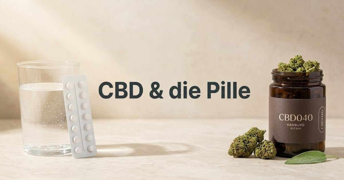 CBD und die Pille: Was du über mögliche Wechselwirkungen, Verhütung und Sicherheit wissen solltest Ein helles, seriöses Blog-Titelbild zum Thema Gesundheit: Links steht ein Glas Wasser neben einer Pillen-Blisterpackung, in der Mitte der Text „CBD & die Pille“ und rechts ein braunes Apothekerglas gefüllt mit CBD-Blüten der Marke CBD040.