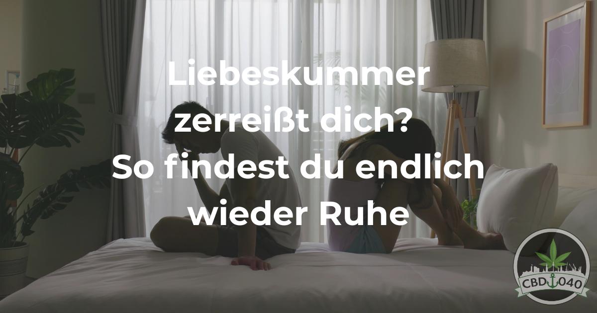 Trennung und Liebeskummer verarbeiten 2026: Warum so viele zu Cannabis greifen – und wieso CBD die bessere Wahl ist Trauriges Paar nach Trennung sitzt mit dem Rücken zueinander auf dem Bett – symbolisiert Liebeskummer, emotionale Krise und natürliche Unterstützung mit CBD zur Beruhigung und Stressreduktion.