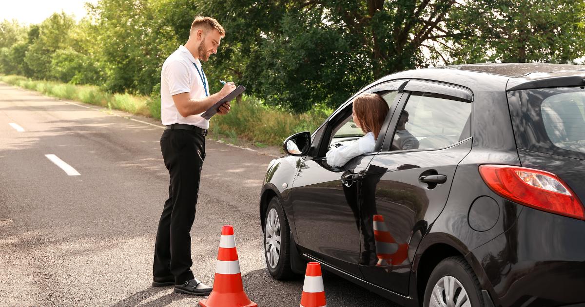 Frau in einer Polizeikontrolle während eines THC-Schnelltests – Symbolbild für die neuen Cannabis-Führerscheinregeln und THC-Grenzwerte 2026 in Deutschland