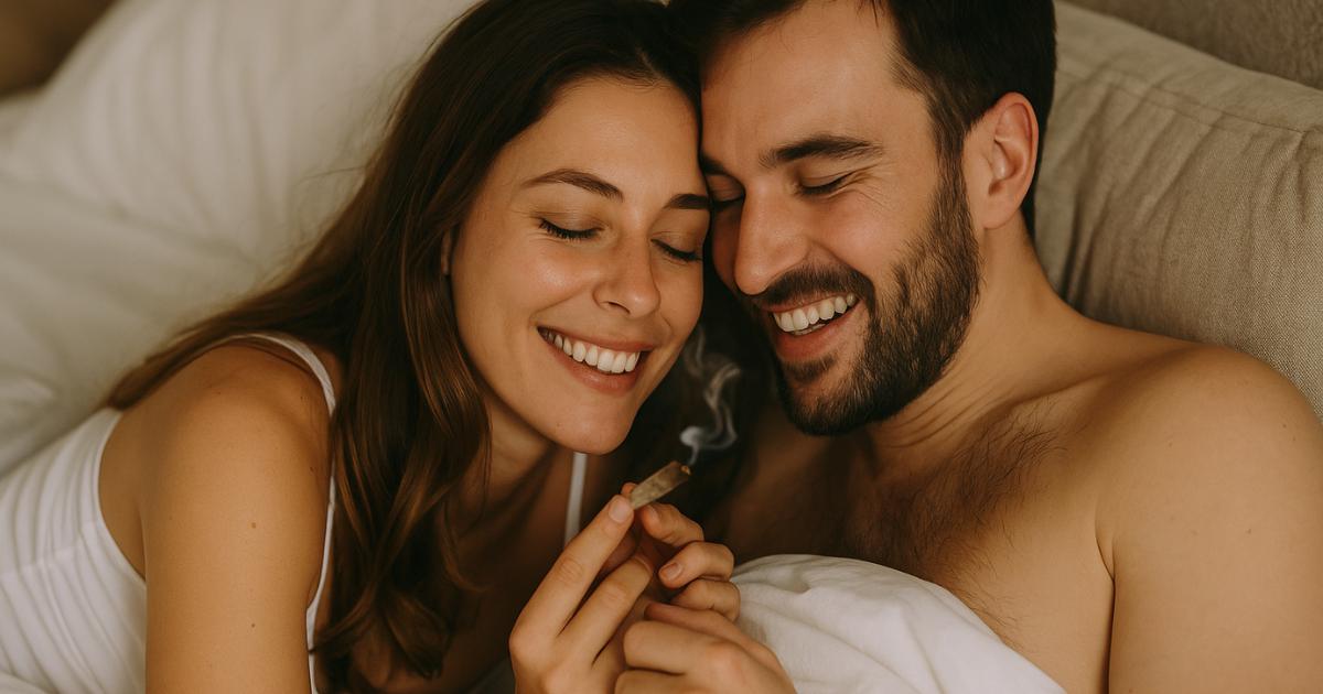 Glückliches Paar raucht gemeinsam einen CBD- oder Cannabis-Joint im Bett nach dem Sex – natürliche Entspannung und Intimität mit Hanfprodukten 2025