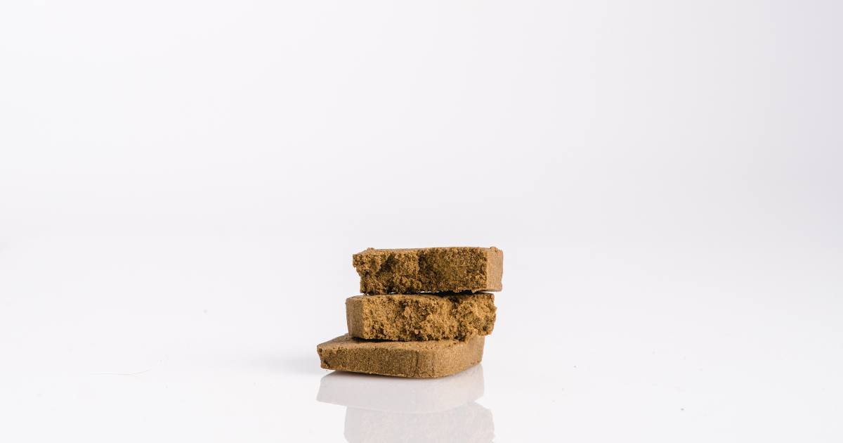 Verschiedene Hasch-Sorten nebeneinander, Dry Sift, Bubble Hash und gepresste Platte, erklärt von CBD040.