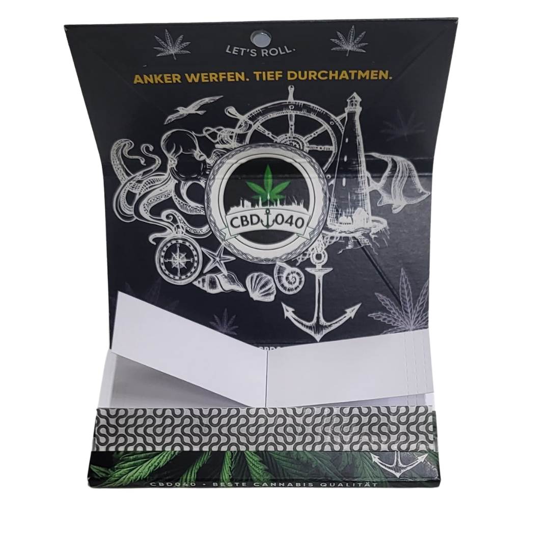 CBD 040 Long Rolling Papers mit Tips und integriertem Rolling Tray – ungebleicht, King Size Slim Format im innovativen Hamburg Design, perfekt für CBD Blüten und sicheren Drehkomfort